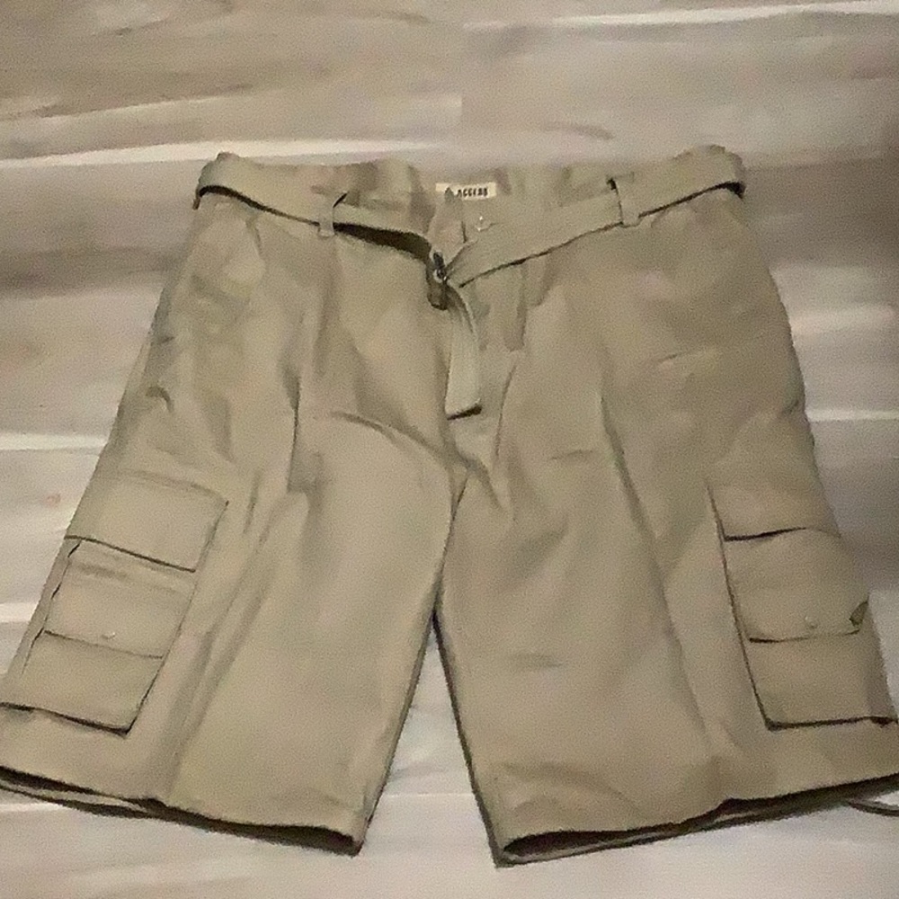 ACCESS  Cargo Shorts NWT Beige size 42 lots of pockets X button still on…